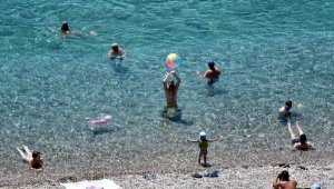 Antalya sahillerinde sıcak hava yoğunluğu