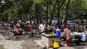 Antalya'da bayramda mesire alanlarına yoğun ilgi