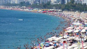 Antalya'da bayramın üçüncü günü de sahiller tıklım tıklım