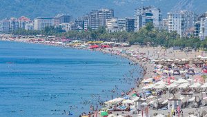 Antalya'da hava sıcaklığı 42 dereceyi gördü; sahiller doldu
