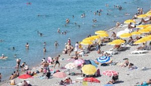 Antalya'da sıcak hava bunalttı
