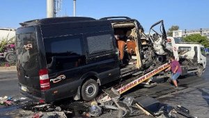 Antalya'da tur minibüsü TIR'a arkadan çarptı: 2 ölü, 10 yaralı