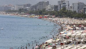 Antalya'da yüksek sıcaklık nedeniyle sahile ilgi düştü