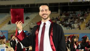 AÜ Tıp Fakültesi'nin en 'Mutlu'su mezun oldu