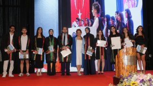 AÜ'lü 290 öğrenci yemin ederek avukatlığa ilk adımı attı