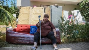 Dava devam ederken evinden tahliye edildi, sokakta kanepede kalıyor