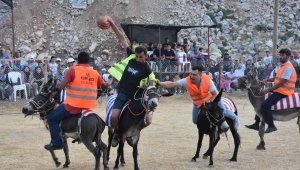Eşek üzerinde 'Yörük futbolu'