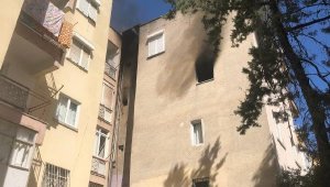 İtfaiye, yangın çıkan eve kapı açma aparatı ile girdi
