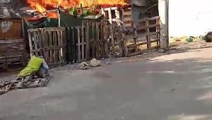 Kepez'de 2 gecekondu yandı