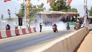 Kepez'de motodrag yarışları nefesleri kesti