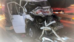 Kırkpınar güreşçilerini taşıyan minibüs TIR'a çarptı: 9 yaralı
