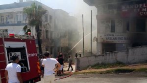 Mobilya deposunda yangın çıktı, binada oturanlar çatıya sığındı