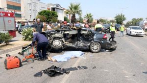 Otomobil, aydınlatma direği ile araca çarptı: 2 ölü, 3 yaralı