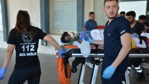 Otomobil çarpan su satıcısı 2 çocuk yaralandı