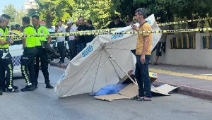 Otomobilin çarpmasıyla ölen Mustafa Alp'in cansız bedeninin üzeri plaj şemsiyesiyle örtüldü