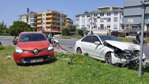 Otomobiller çarpıştı: 3 yaralı