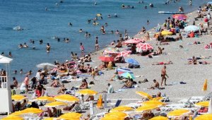 Rüzgarda kıyıya dönemeyen kanoculara deniz polisinden yardım