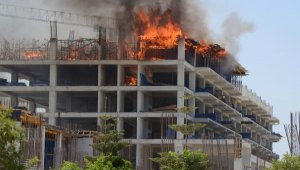 Serik'te otel inşaatında yangın