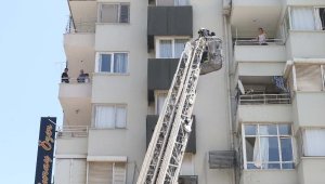 Sıcağa aldırmadan itfaiyenin çalışmasını izlediler