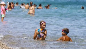 Sıcaklık 44 dereceyi bulunca serinlemek için sahile koştular