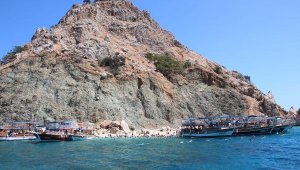 Tatilciler tekne turunda cennet koyları görüp, serinliyor