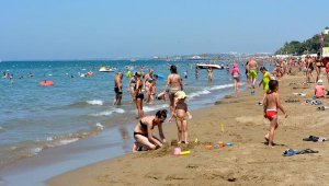 Turistler Side'de denizde serinledi