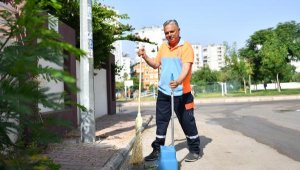 Başkan Uysal, Empati Günü'nde sokakları süpürdü