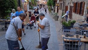Büyükşehir'den Kaleiçi'nde temizlik