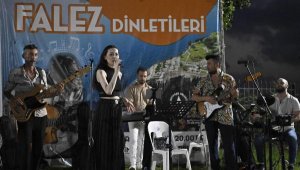 Falezlerde müzik ziyafeti devam ediyor