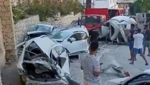 Freni boşalan mikser araçlara çarpıp, devrildi