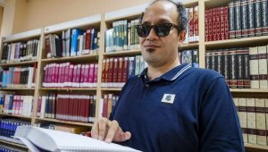 Görme engelli kütüphane sorumlusu, 13 yılda 35 bin kitabı dijitale aktardı