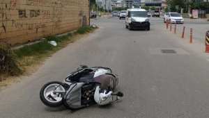 Hafif ticari aracın çarptığı motosikletli ağır yaralandı