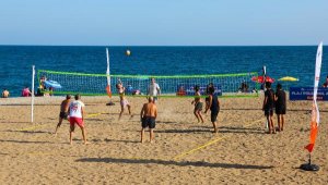 Konyaaltı Plajı'na ücretsiz voleybol sahası yapıldı