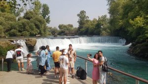 Manavgat Şelalesi'nde turistlerin 'su' şaşkınlığı
