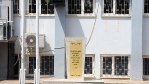 Maskeli saldırgan, Atatürk büstüne balyozla zarar verdi