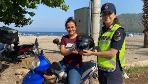 Motosiklet sürücülerine kask hediyesi
