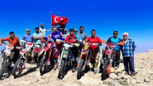 Motosikletlilerden zirveye zafer tırmanışı