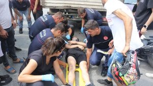 Otomobile çarpan motosikletli, savrulup park halindeki kamyonetin altına girdi