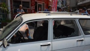 Tüfek ateş alınca direksiyon başında omzundan yaralandı