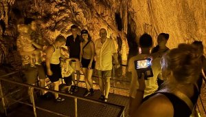 Turistler, Dim Mağarası'nda serinliyor