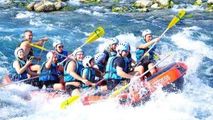 Turistler raftingde serinliyor