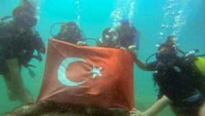 Zafer Bayramı'nı su altında bayrak açarak kutladılar