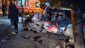 2 otomobil kafa kafaya çarpıştı: 1 ölü, 1 yaralı