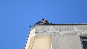Annesini rehin alıp, 4 saat sonra bacağından vurulan şüpheli, hastanede öldü