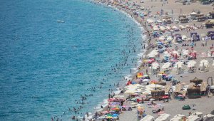 Avrupalı turist Antalya'da sezonu uzattı