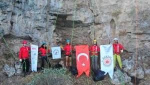 Dağcılar falezlerde temizlik yaptı
