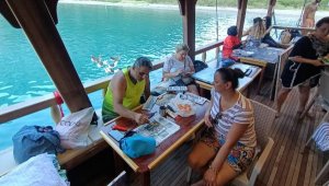 Kemer'de deniz üstünde sanat çalıştayı