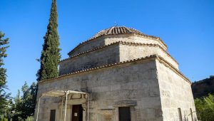 Minaresi servi olan tarihi camiye 'silüet' dokunuşu