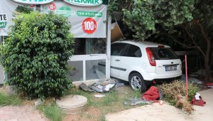 Otomobil eczanenin camekanına çarptıktan sonra restorana girdi; kaza anı kamerada