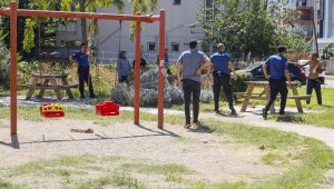 Parkta temizlik görevlisi 'Git buradan' deyince kendini salıncağa bağladı